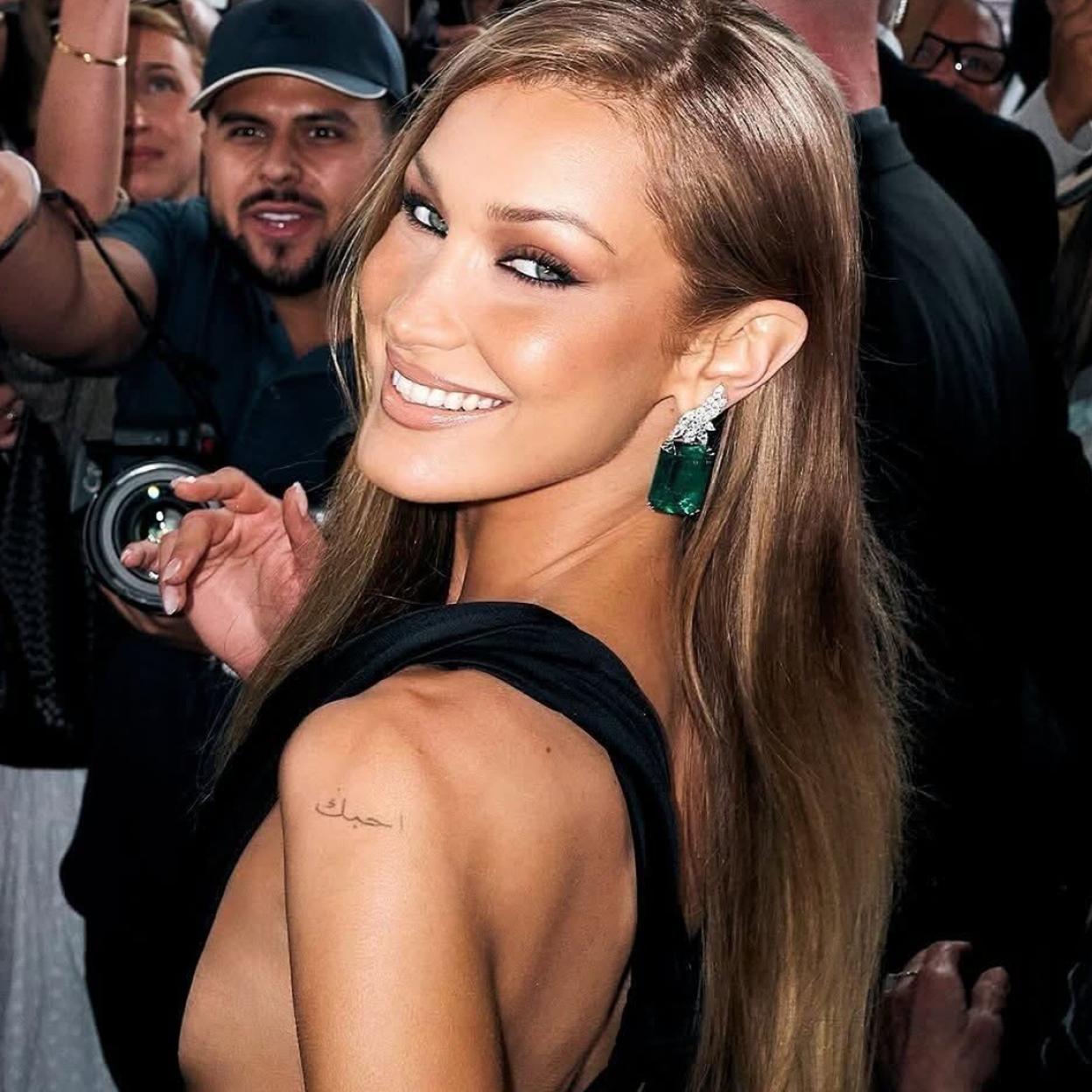 Bella Hadid con maquillaje efecto bronceado