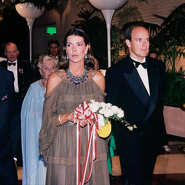 La princesa Carolina de Mónaco y el príncipe Alberto, durante el Baile de la Cruz Roja de 1994. 