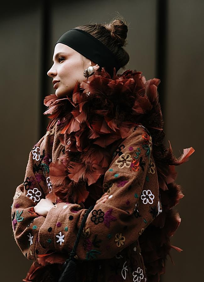 Imagen - Mujer con moño con diadema/LAUNCHMETRICS SPOTLIGHT