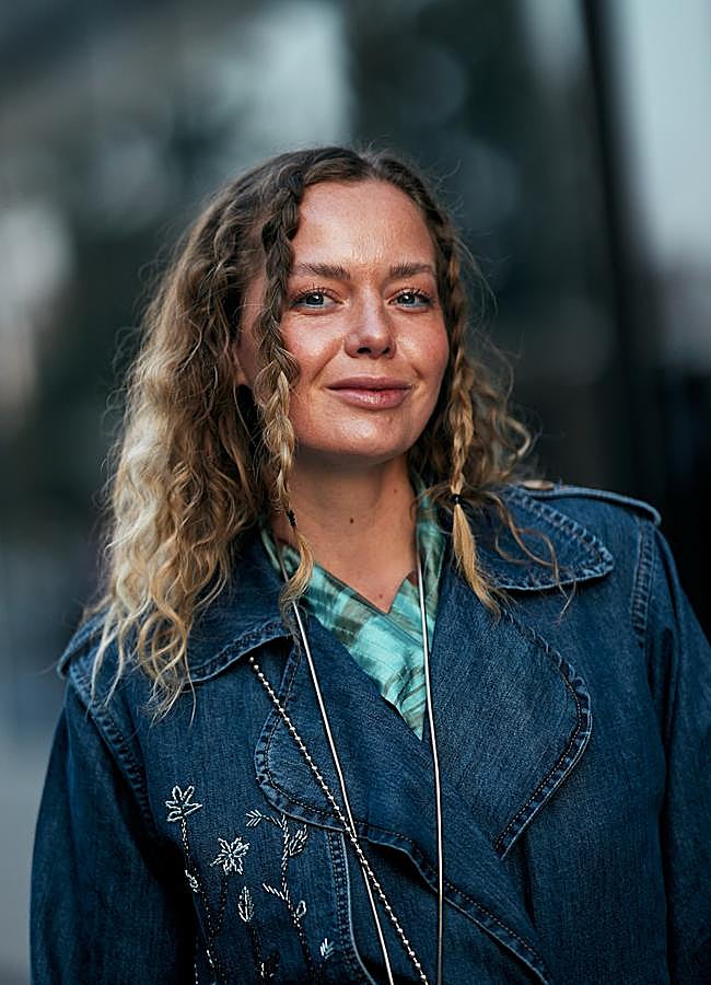 Imagen - Mujer con media melena rizada con trenzas/LAUNCHMETRICS SPOTLIGHT