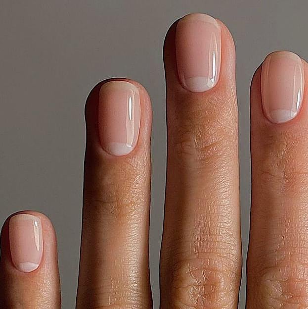 Uñas de jabón con esmalte transparente