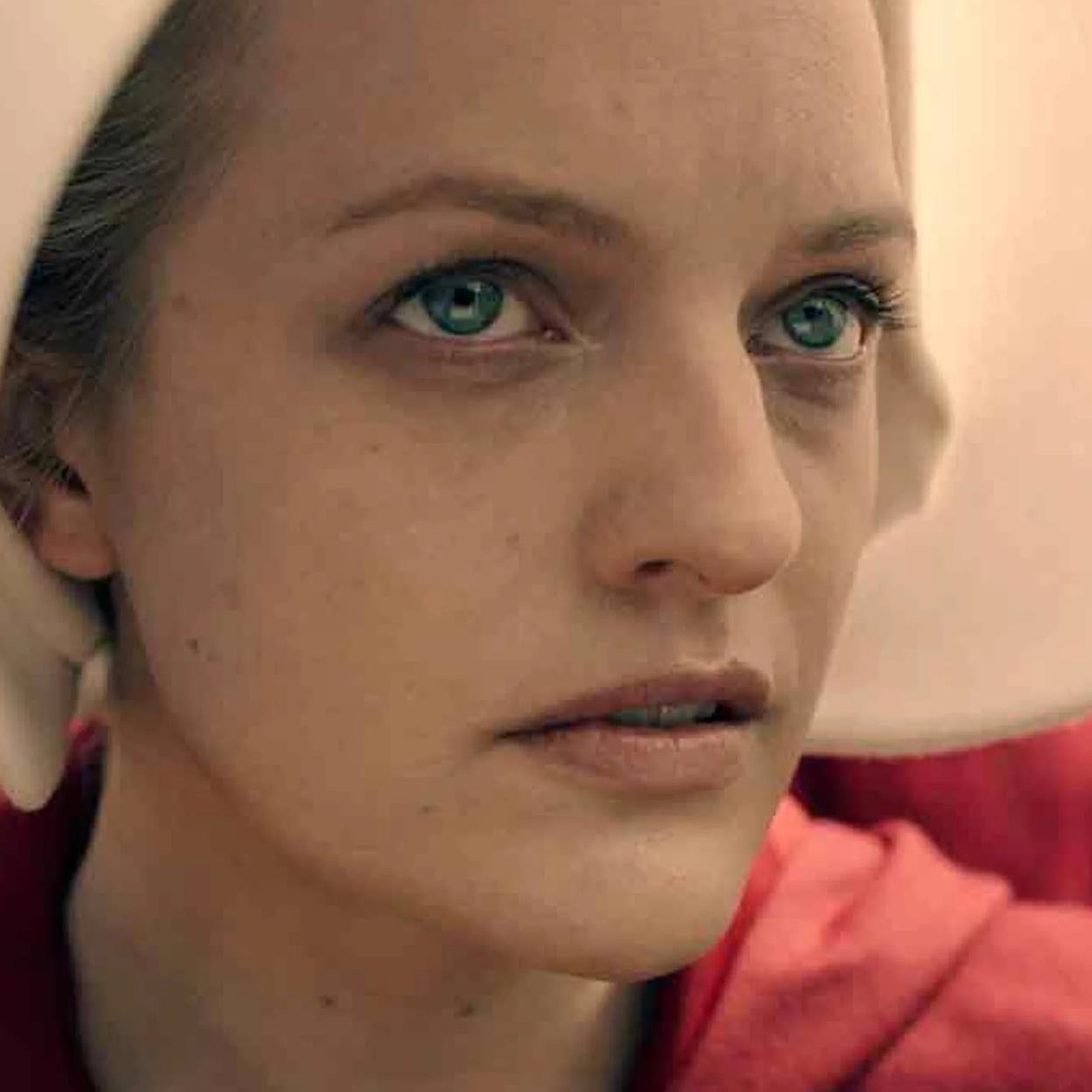 Elizabeth Moss en una escena de la serie que le ha lanzado al estrellato.