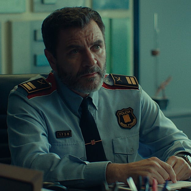 Álex Brendemühl da vida a Quim Vilana, el Jefe de Policía responsable de la investigación de Quique y Marga.