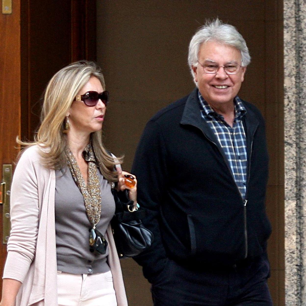 Felipe González y su mujer, Mar García-Baquero, de compras. 