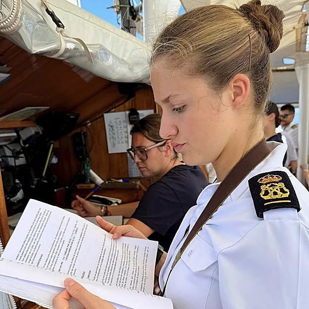La princesa Leonor muestra más interés por las actividades intelectuales que por los esfuerzos físicos que debe realizar a bordo. 