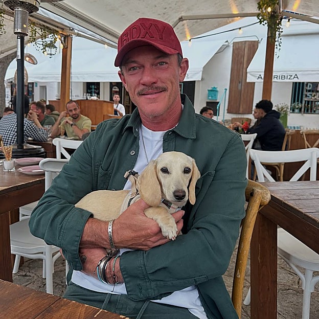 Luke Evans en Madrid con su perrita Lala. 