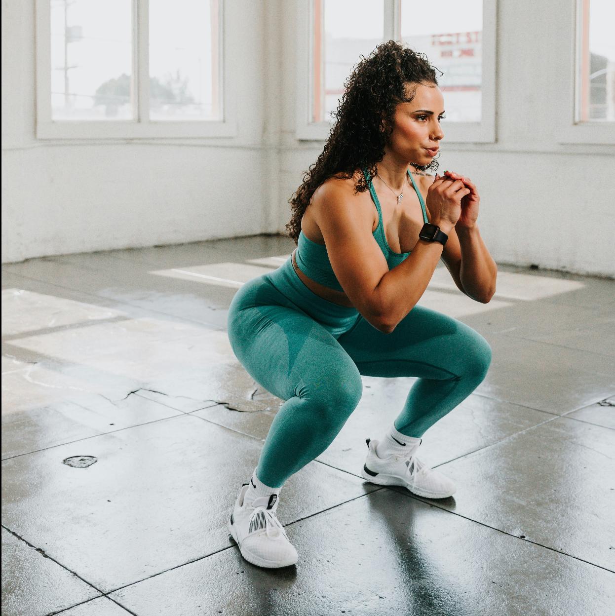 Mujer haciendo sentadillas. 