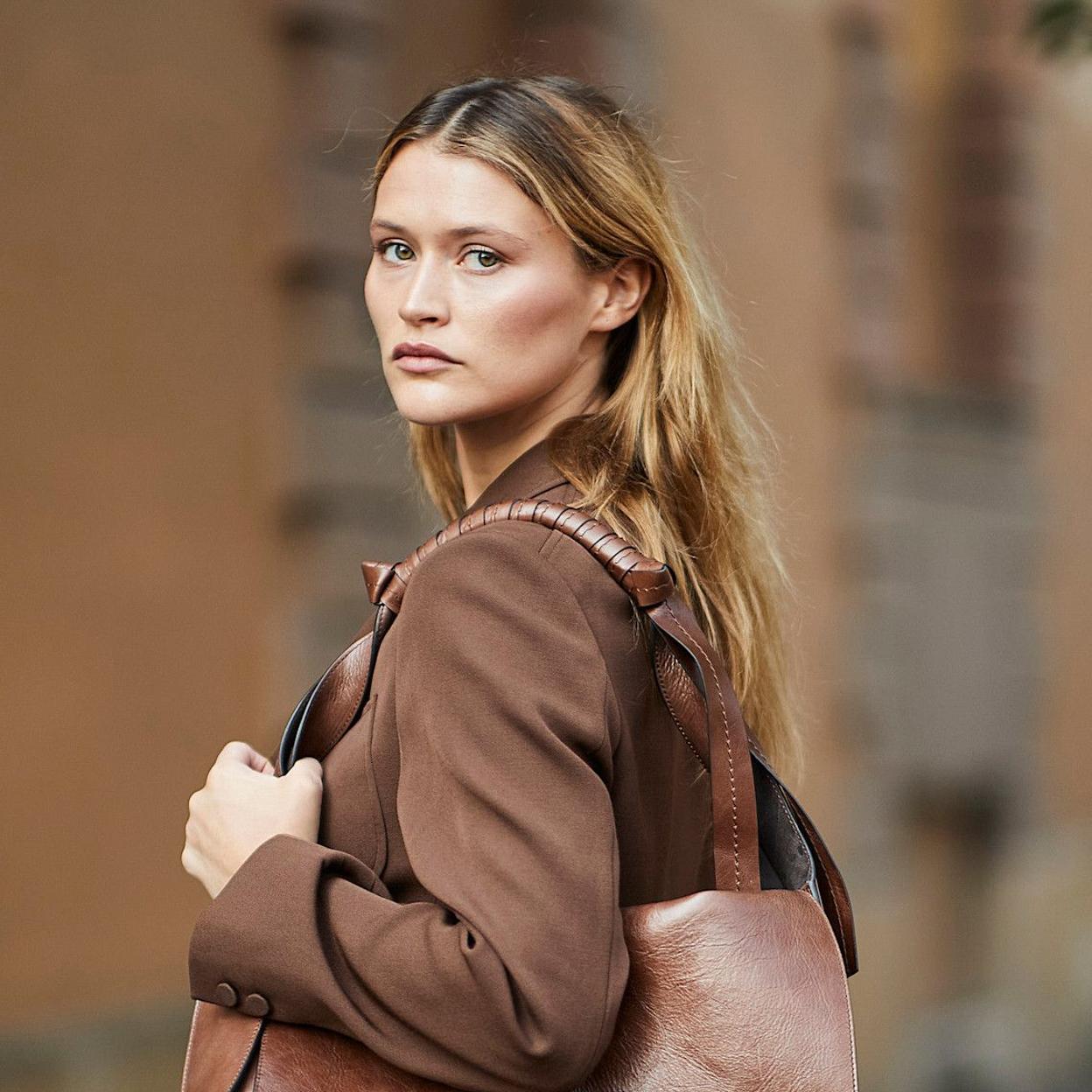 Influencer con tono uniforme sin manchas