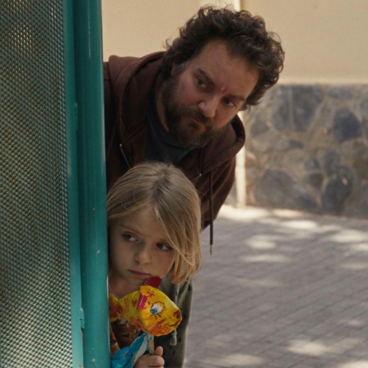 Violeta y Oso, hija y padre, son los protagonistas de la película La furgo. 