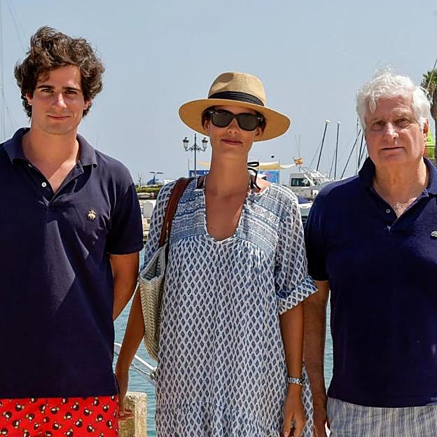 El duque de Alba, junto a su hijo y su nuera Sofía Palazuelo, en Marbella. 