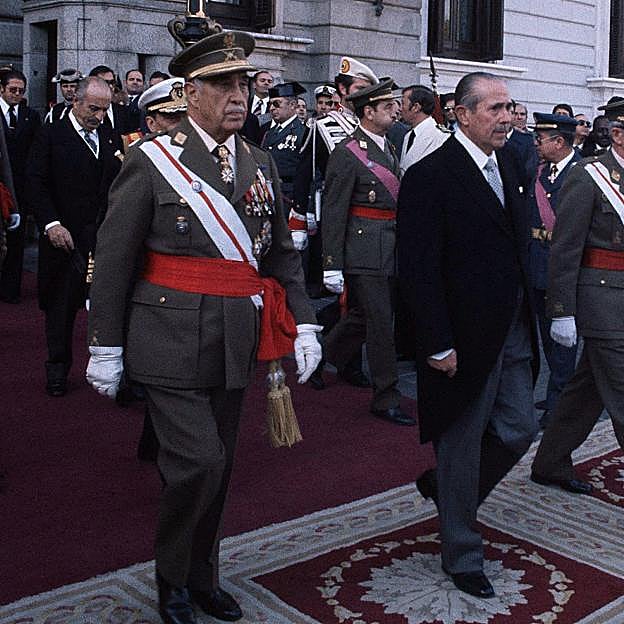 El marqués de Mondéjar, a la izquierda, junto a Arias Salgado.