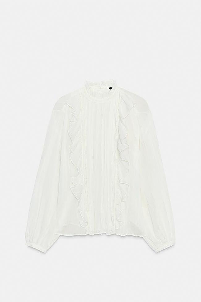 Blusa con detalle de volantes de Zara.