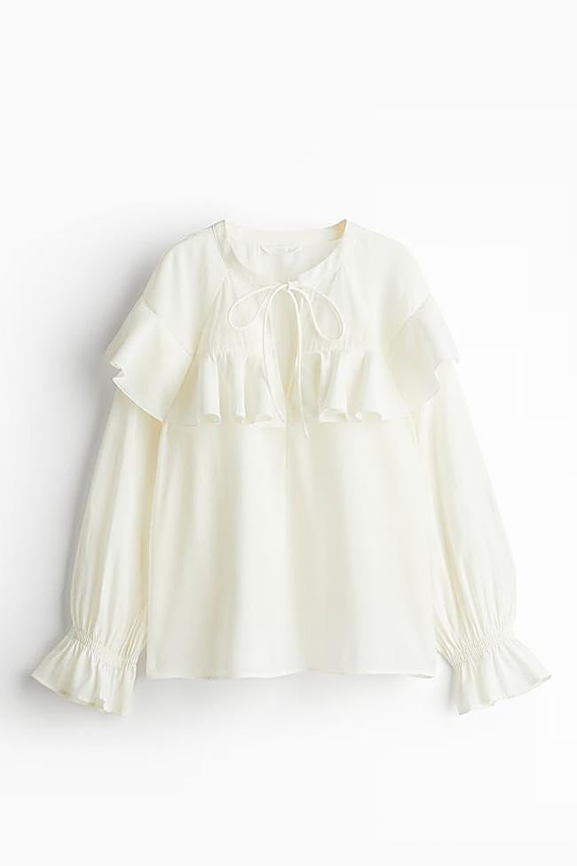 Blusa romántica con volantes de H&M.
