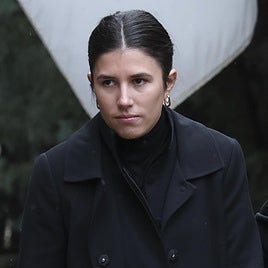 Teresa Urquijo, fiel al protocolo, en la capilla ardiente de Irene de Grecia en la Catedral Ortodoxa de Madrid