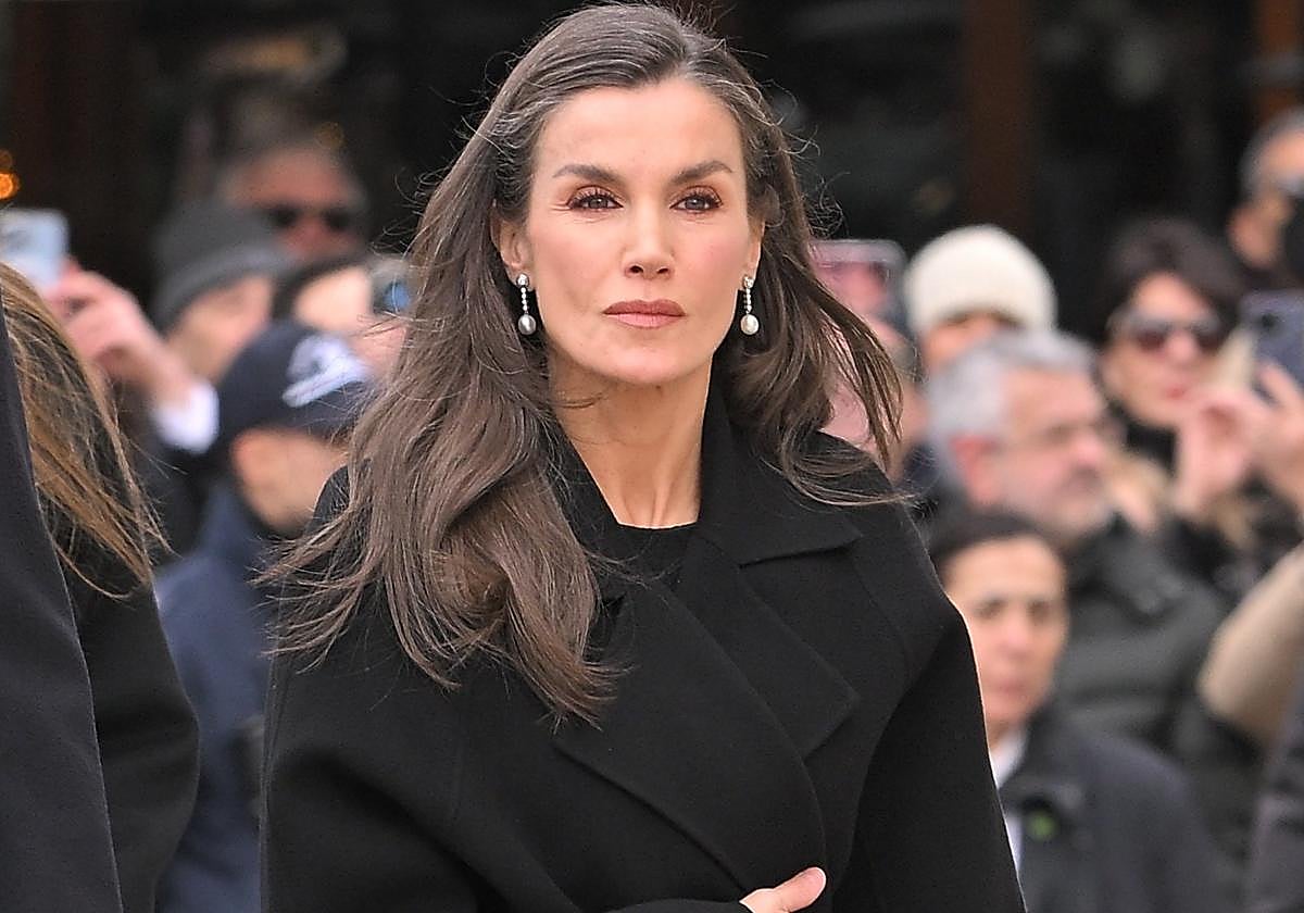 La reina Letizia, luto riguroso, abrigo cruzado y perlas elegantes en el funeral de Irene de Grecia, con la mirada en la tragedia del tren de Córdoba