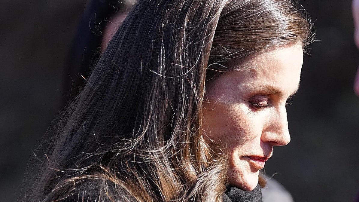 Una devastada reina Letizia, ante el desconsuelo de víctimas y familiares en Adamuz: «Es importante no retirar la mirada de la catástrofe»