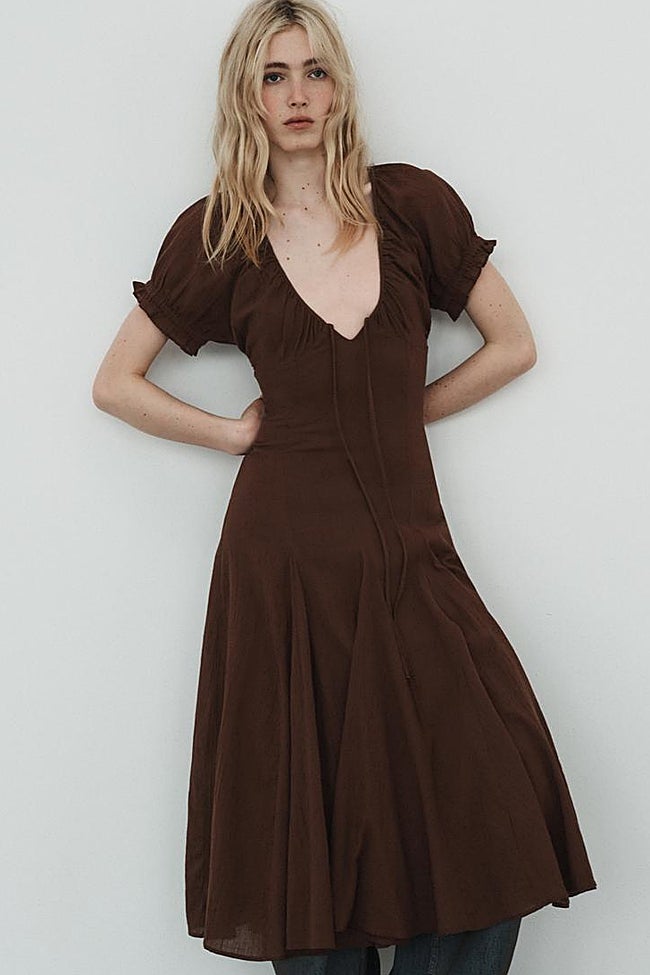 Vestido marrón de Zara (39,99 euros)