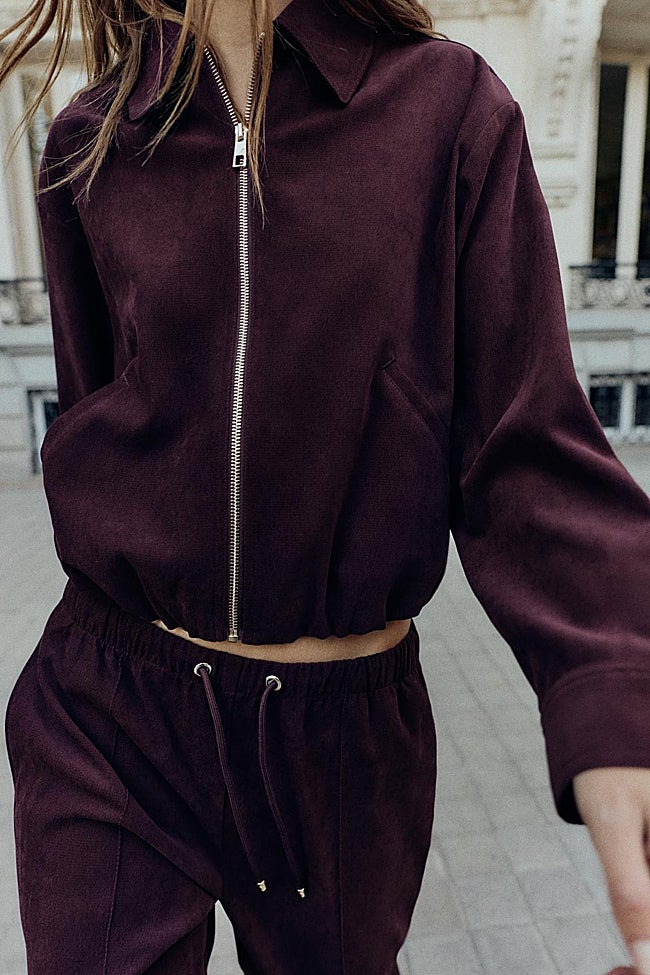 Chaqueta burdeos de Zara (25,99 euros)