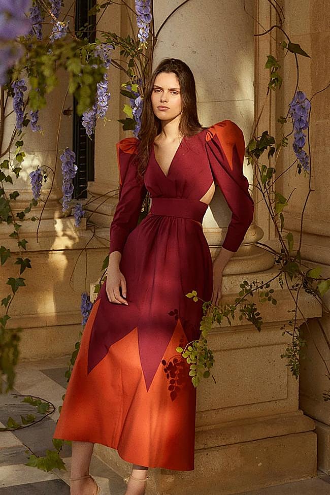 Vestido con hombros abullonados de The IQ Collection.