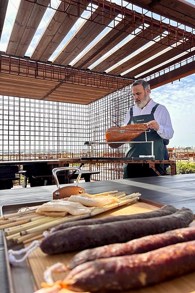 Ángel León en Aponiente, cortando el jamón del mar, hecho con atún rojo de almadraba.