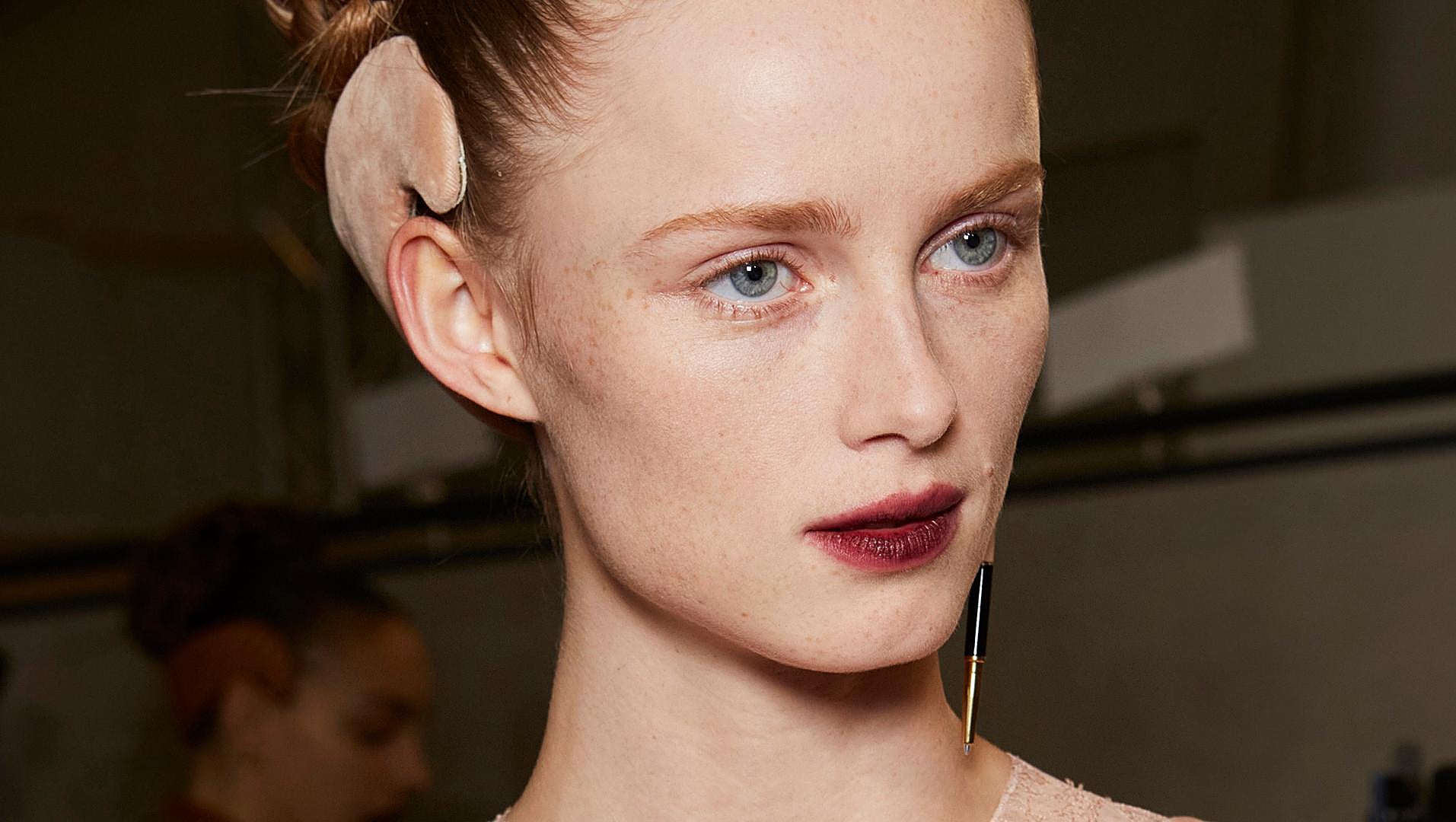 Seis productos de maquillaje para un look natural de día que queda perfecto (con flash incluido)