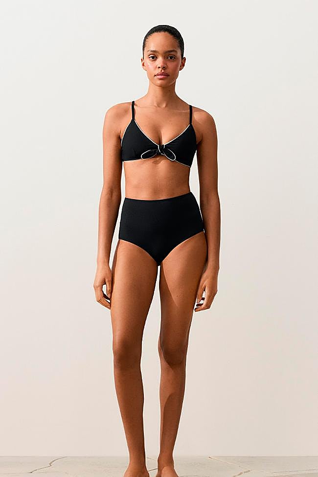 Bikini con braguita alta en negro de Oysho.