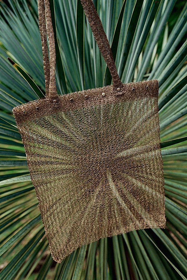Bolso dorado de Zara (45,99 euros)