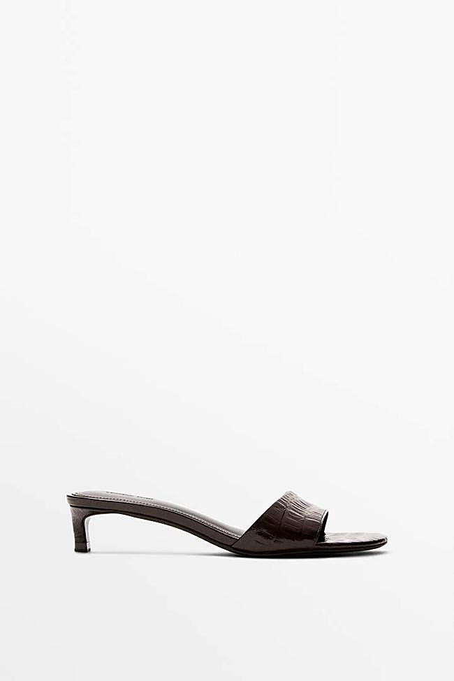 Sandalia de tacón estilo mule de Massimo Dutti.