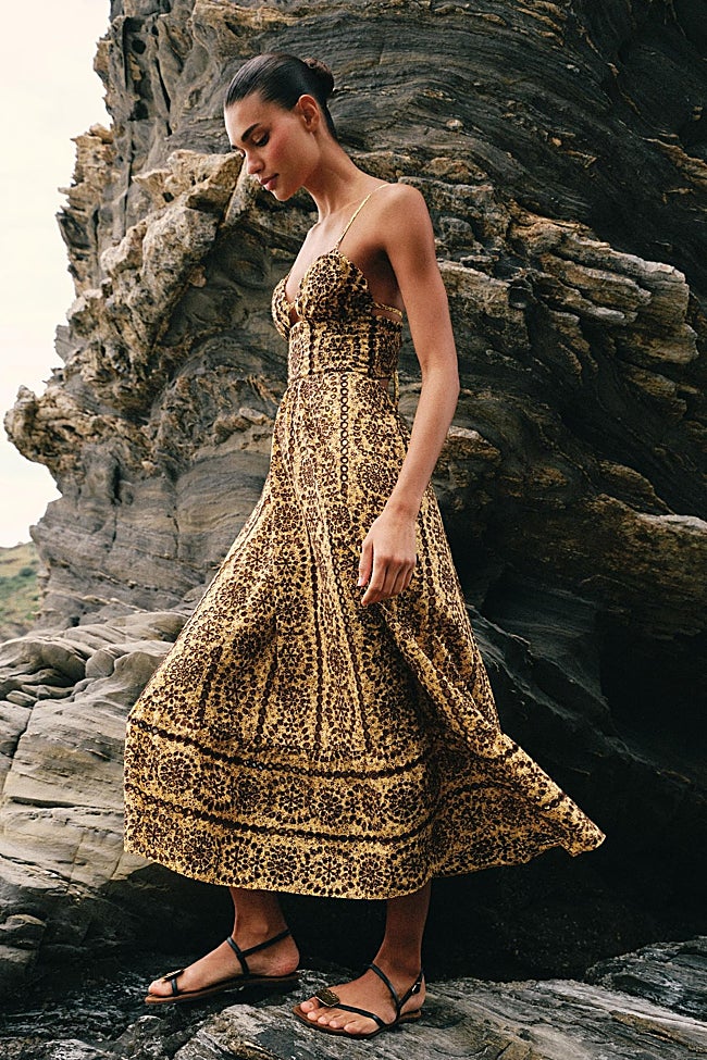 Vestido con bordados de Zara (55,99 euros)