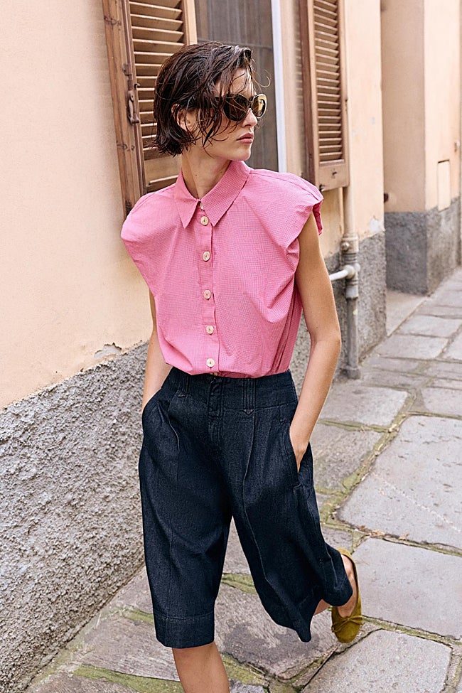 Camisa rosa + bermudas vaqueras