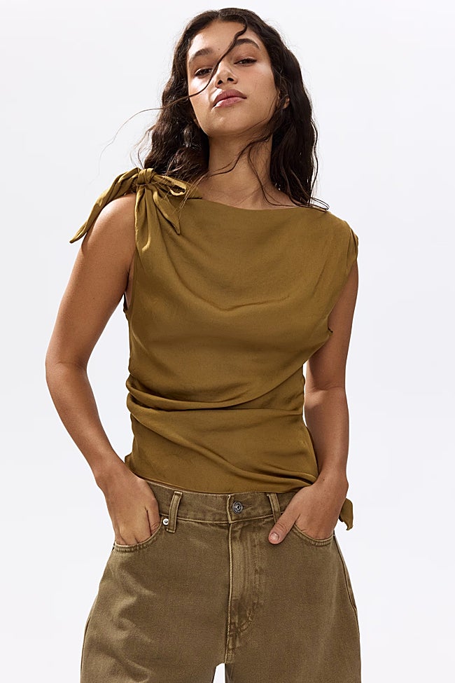 Top asimétrico de H&M (19,99 euros)