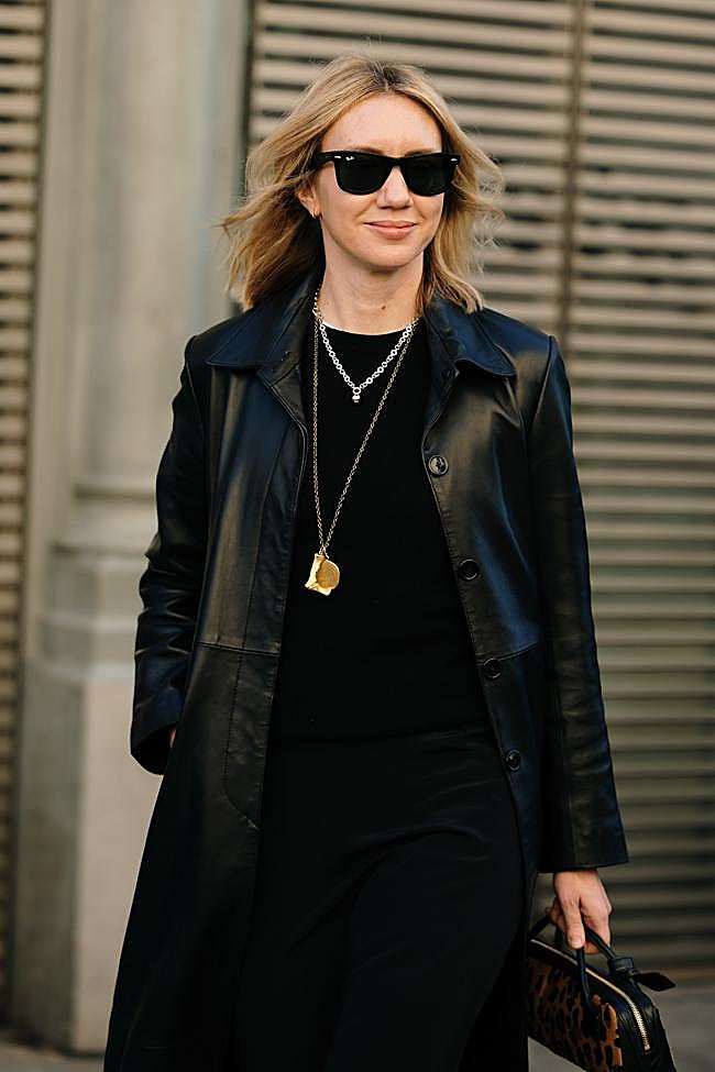 Un look con varios collares en diferentes tonos.