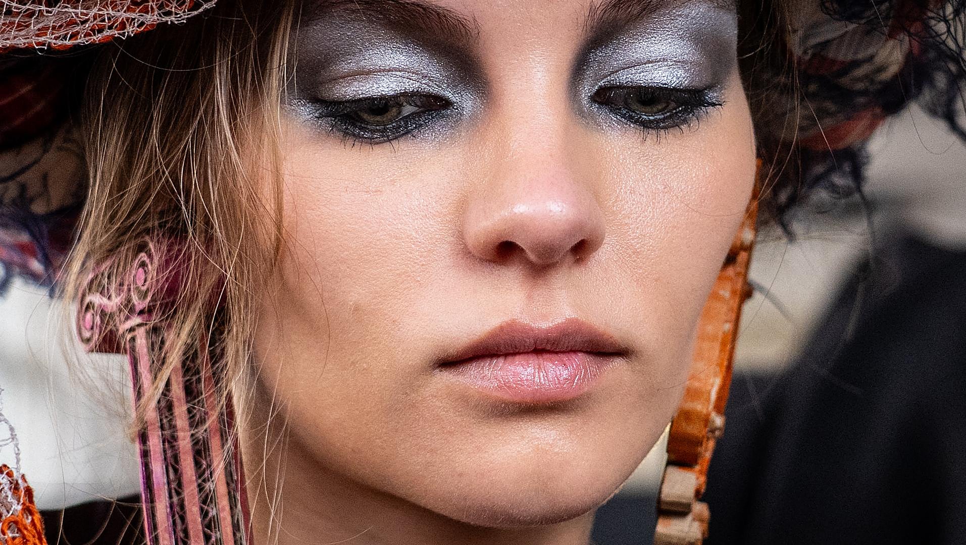 La vuelta del color total: rojo pasión y azul eléctrico dominan las tendencias de maquillaje