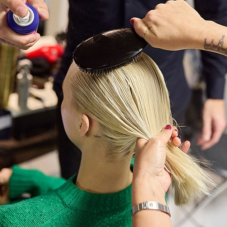 Más allá de desenredar: la clave para que el cabello no se te rompa está en el cepillo que usas