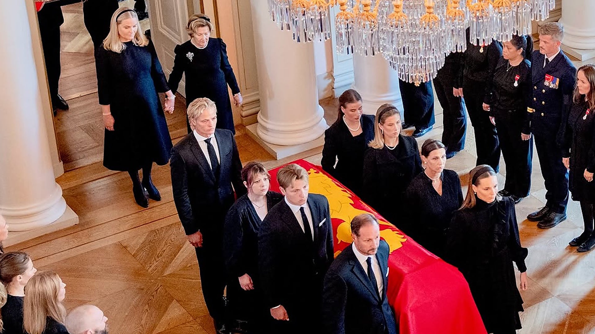La presencia de Marius Borg en el traslado del féretro del rey Harald indigna a los noruegos | Mujerhoy