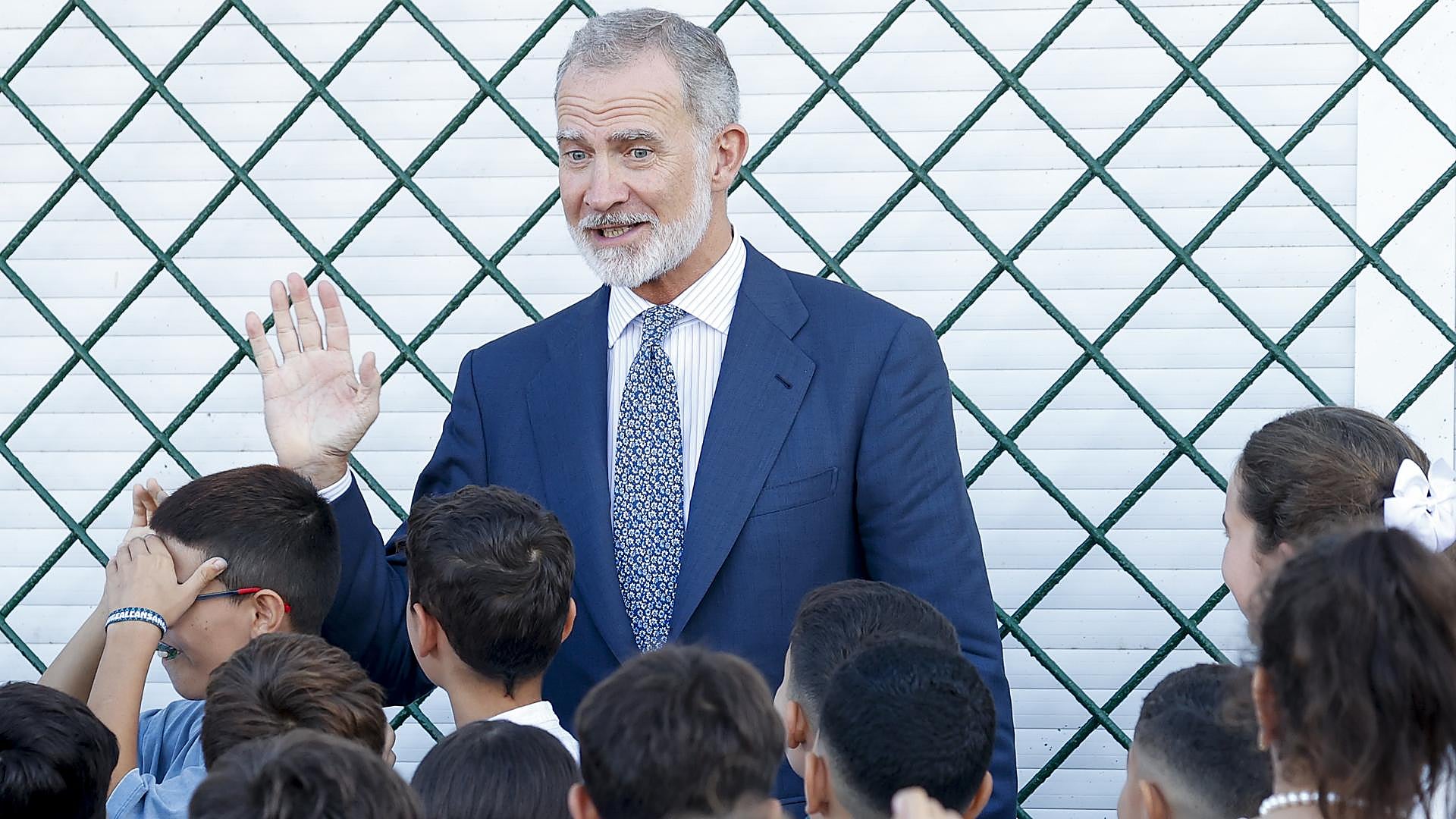 El rey Felipe reacciona a la respuesta de un alumno en Ceuta
