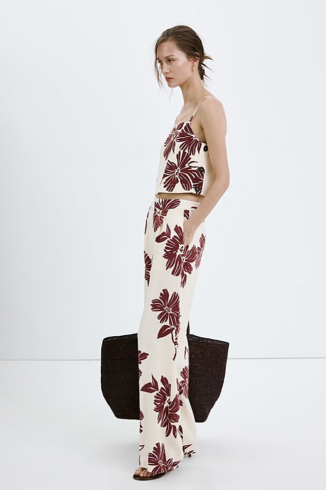 Pantalón estampado con flores de Mango (27.99 euros)