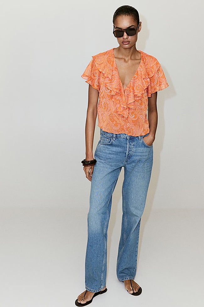 Blusa con volantes de Mango (29,99 euros)