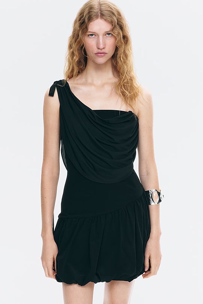 Vestido negro de H&M (34,99 euros)