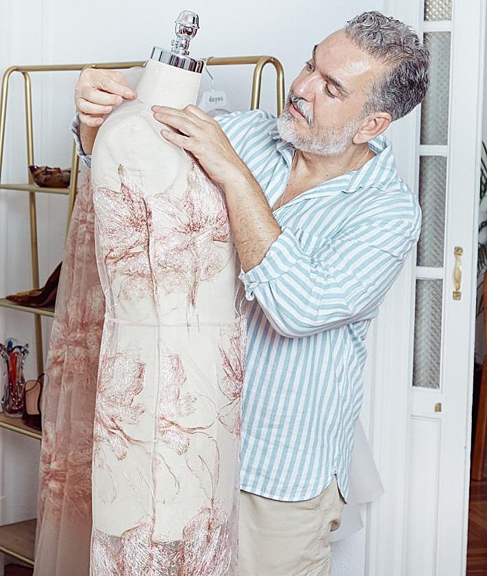 Imagen secundaria 2 - Imágenes del proceso de creación del primer vestido de Dolores Promesas por Duyos.