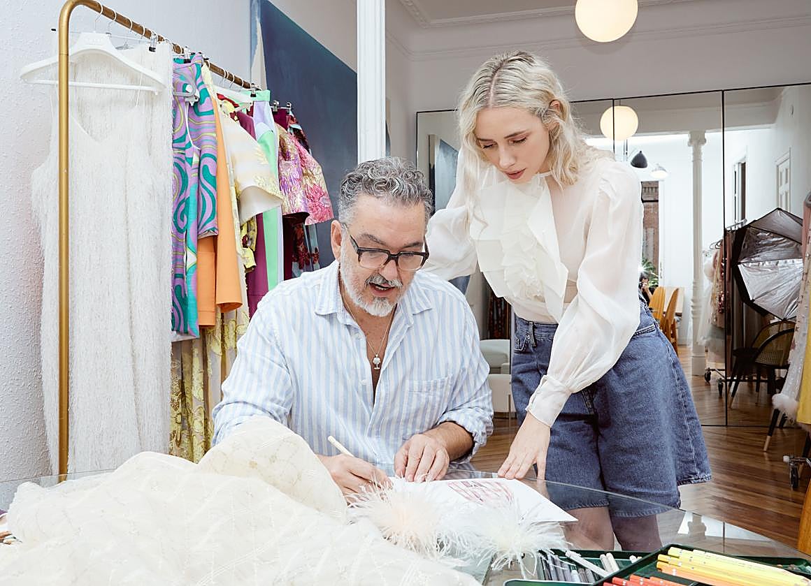 Imagen principal - Imágenes del proceso de creación del primer vestido de Dolores Promesas por Duyos.