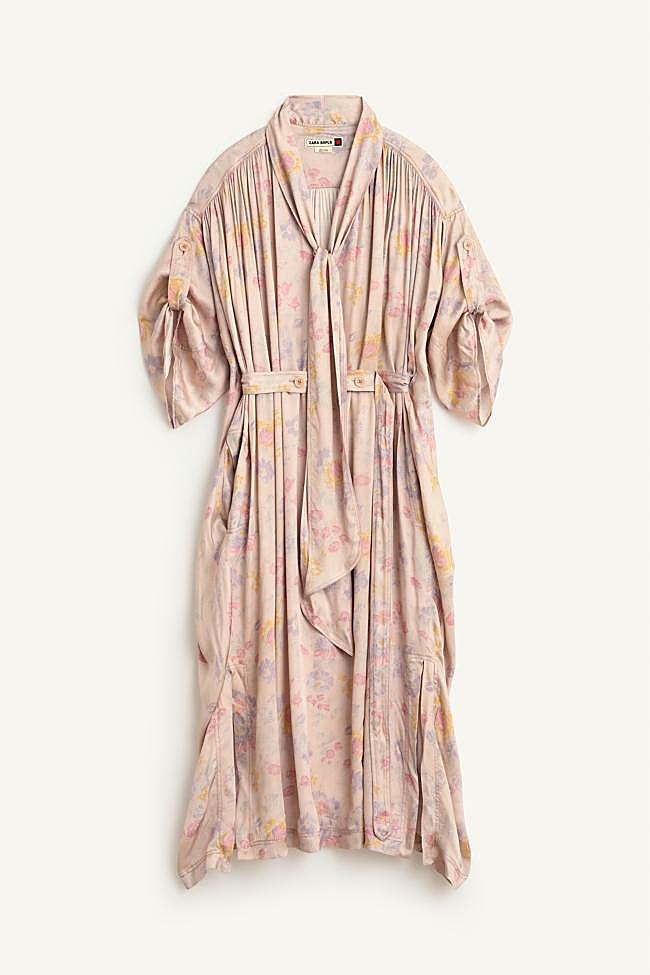 Vestido rosa de flores de la colección SRPLS FLWRS de Zara.