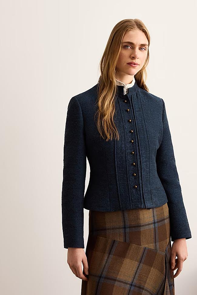 Blazer corto en azul marino de Lloyd's.