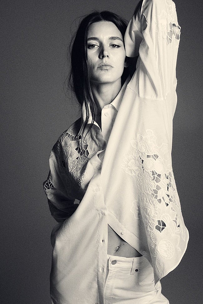 Camisa blanca con bordados de H&M (39,99 euros)