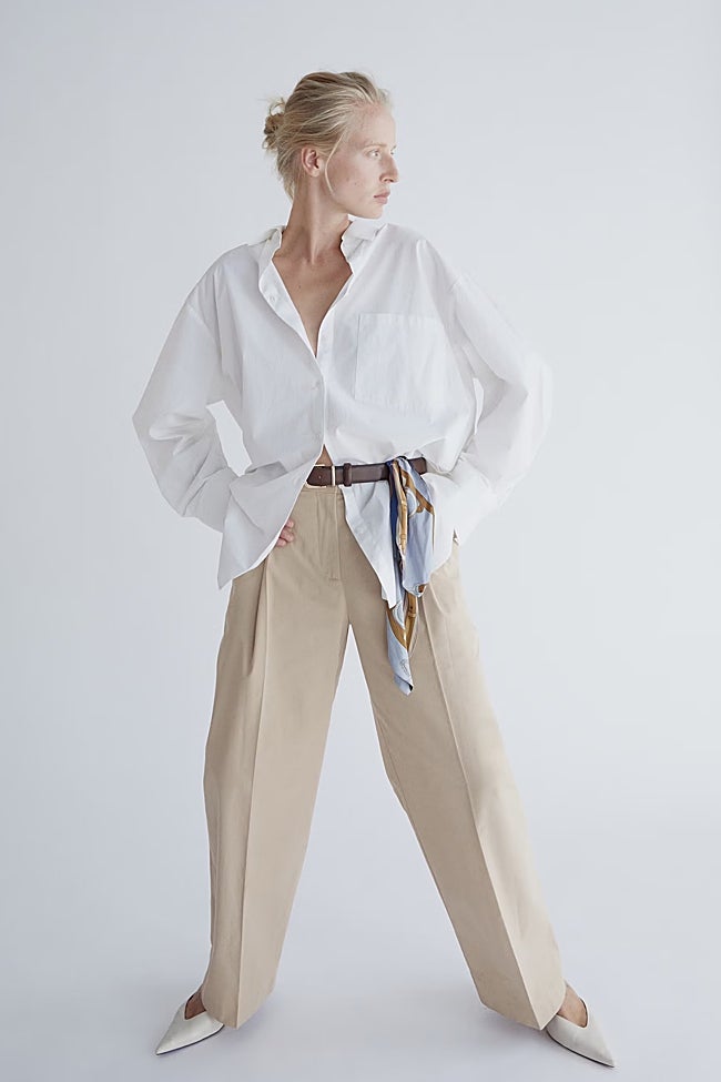 Pantalones con pinzas de Mango (29,99 euros)