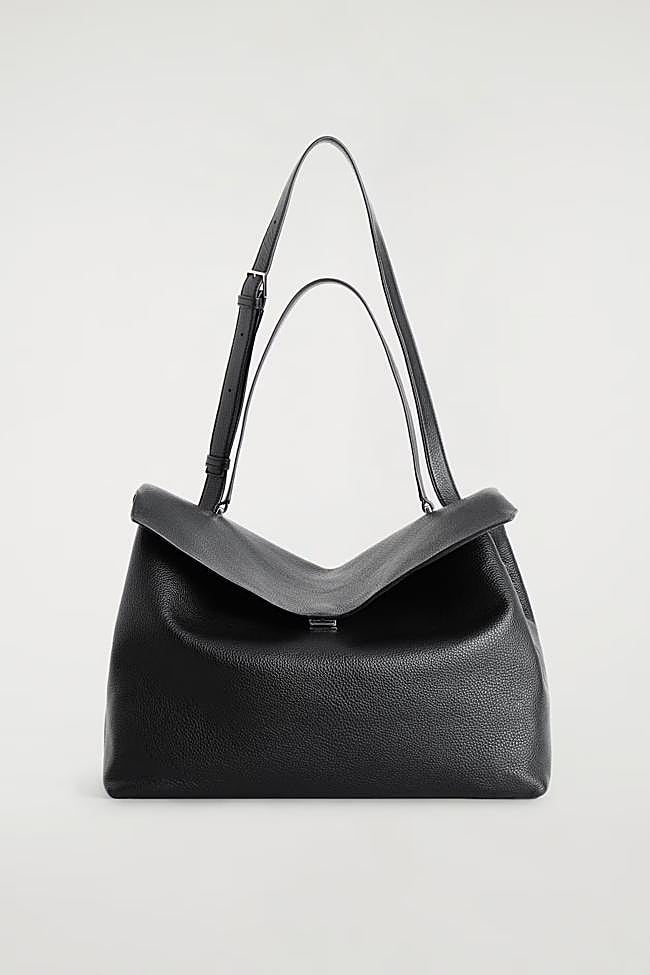 Bolso bandolera en negro de COS.