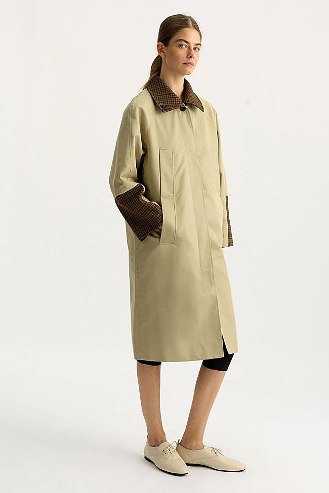 Gabardina en beis a contraste de Parfois.