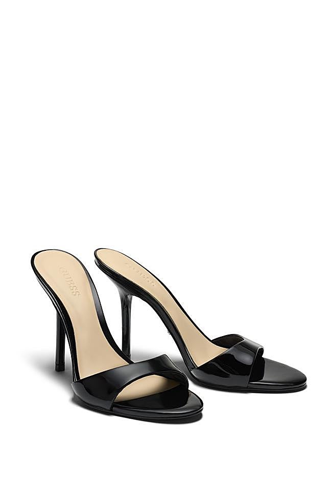 Sandalias de tacón de la colección de Leonie Hanne para Guess.