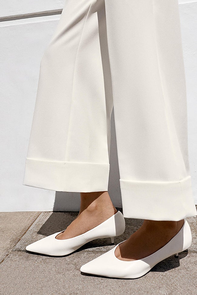 Zapatos blancos de Zara (35,99 euros)