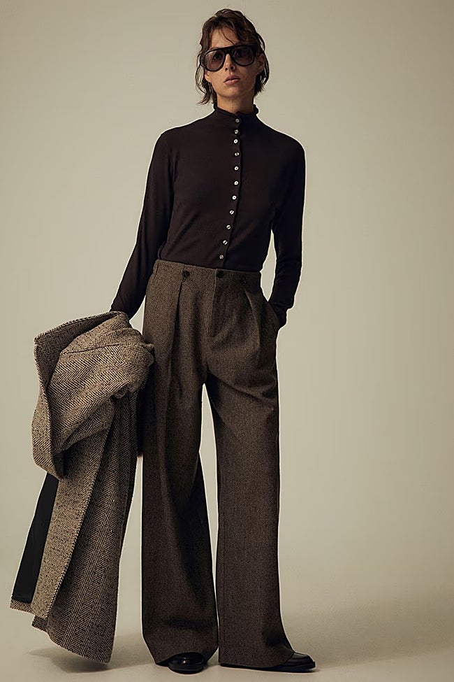 Pantalón marrón de Sfera (25,99 euros)